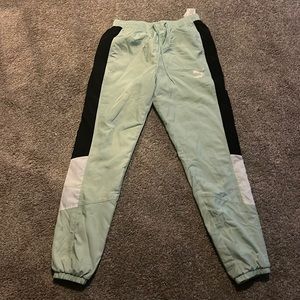 Selling clothes that I don’t wear anymore, worn once